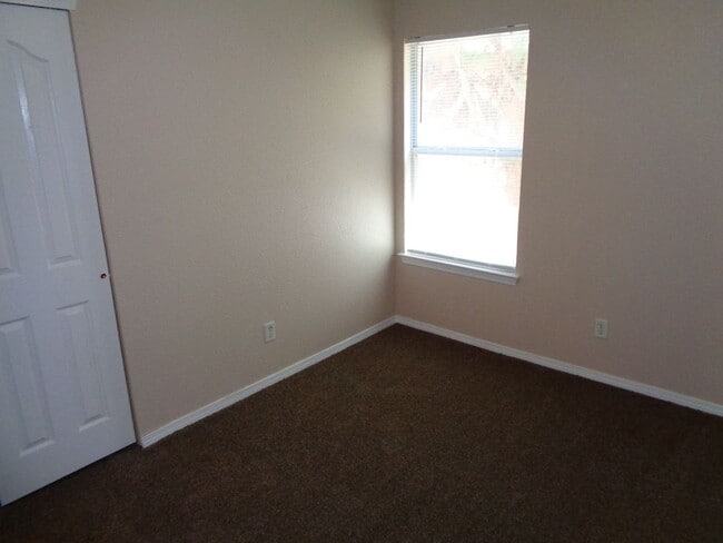 Building Photo - Adorable Single Level Eastside Home With E...