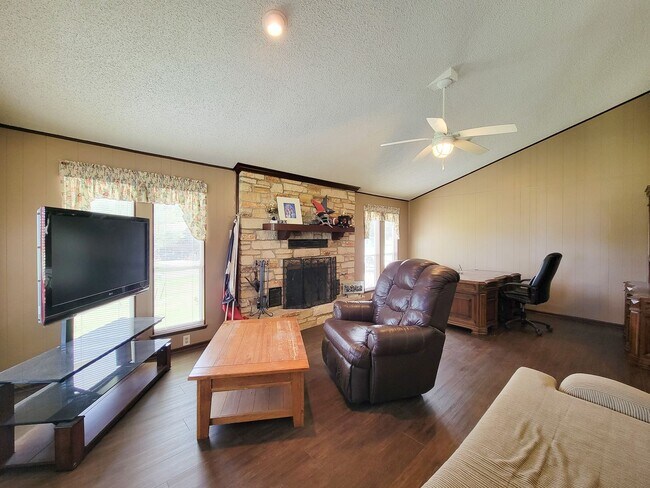 Building Photo - Extremely well maintained home. The second floor of this home being the main living area has a fa...