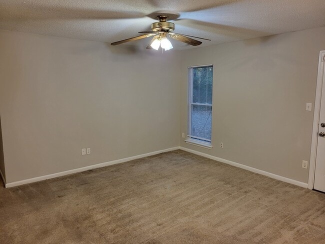 Building Photo - 6820 N Ridge Ct