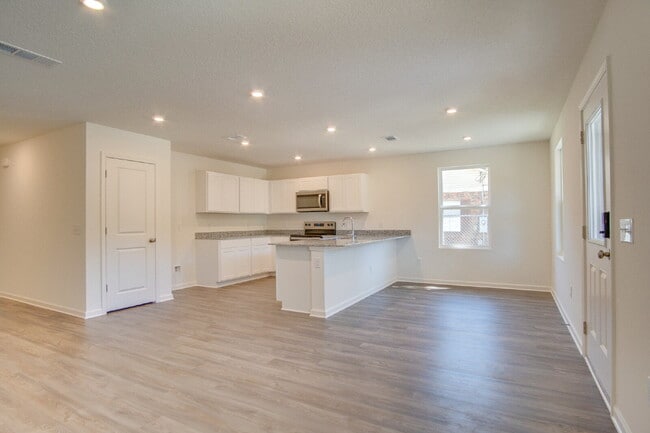 Building Photo - Limited Time: $500 Off First Month’s Rent!...