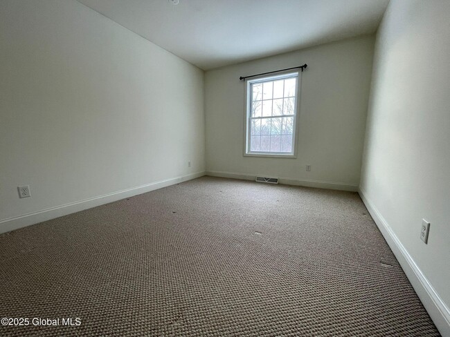 Building Photo - 19 Eagles Ln