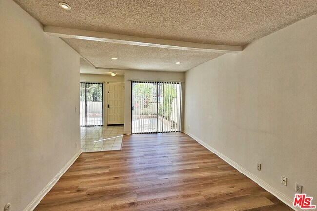 Building Photo - 5800 Owensmouth Ave