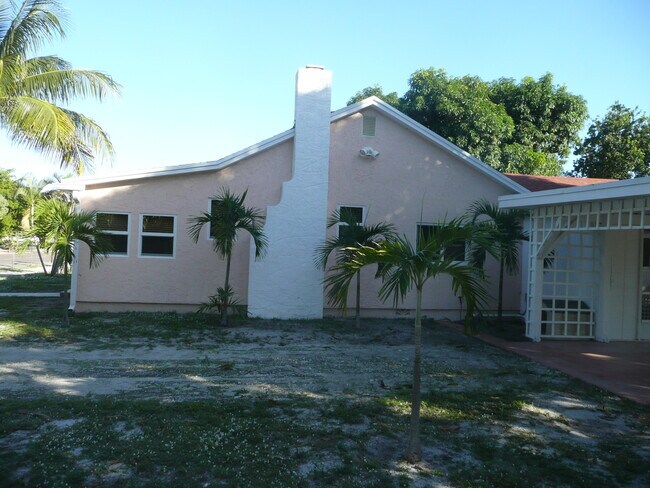 Building Photo - 525 24th Ave N