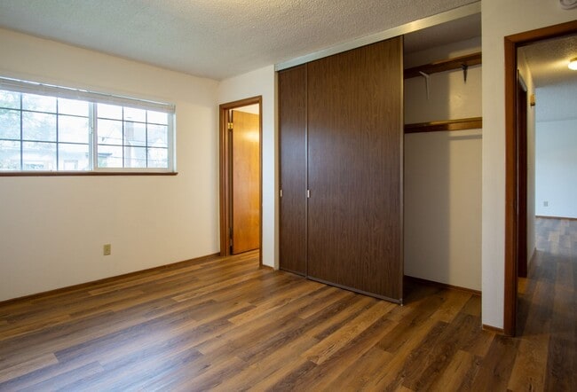 Building Photo - FREE RENT HERE! Close in NE-2 Bedroom, 1.5 Bath Ready Now!
