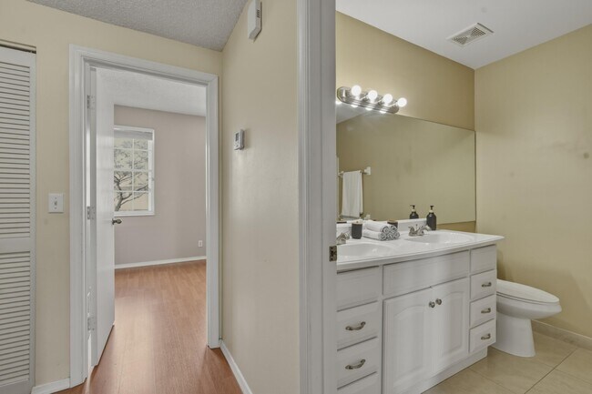 Building Photo - 16635 Hemingway Dr