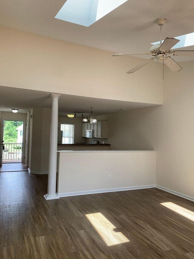 Building Photo - 2 Bedroom, 2 Bath Condo (Holton Place): Wa...