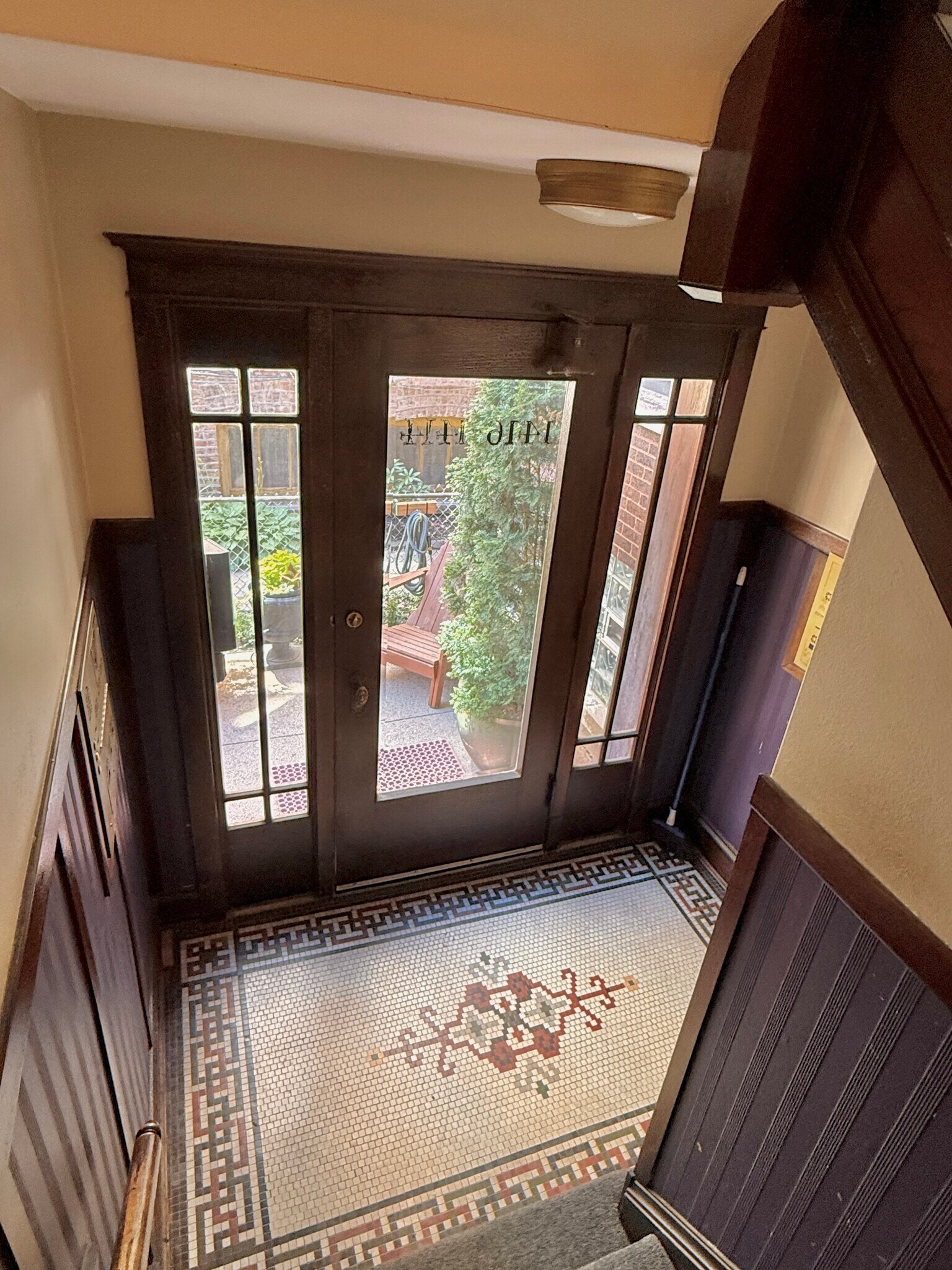 Entry vestibule - 1414 W Farragut Ave