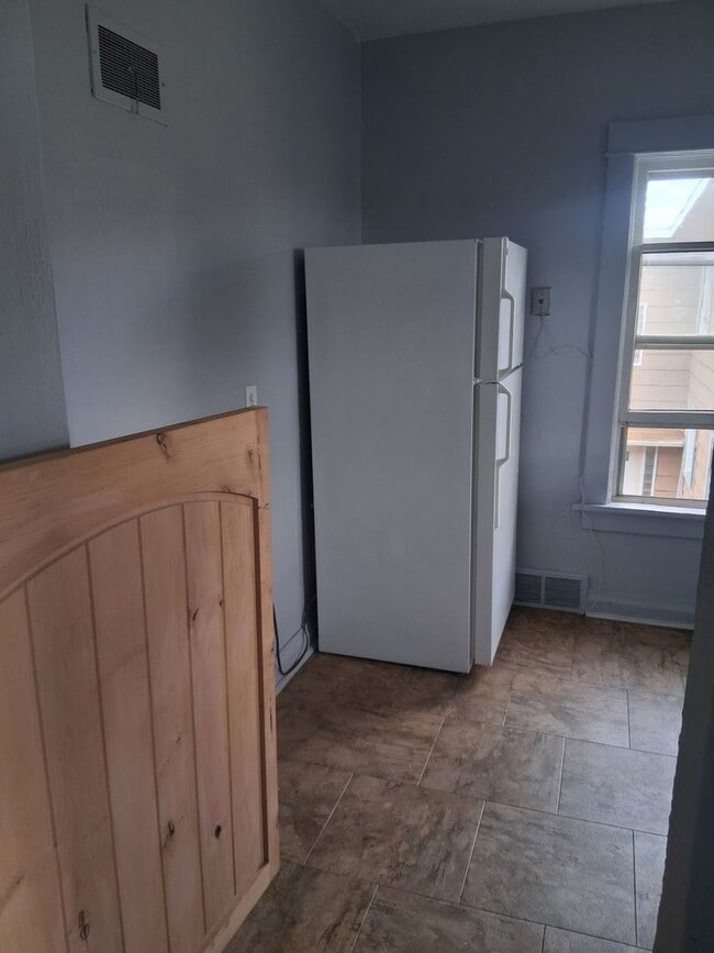 Building Photo - Chariming 2 bedroom Duplex in Quiet Neighborhood