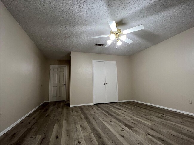 Building Photo - 2130 Greenbriar Colony Dr