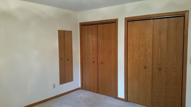 Building Photo - Spacious Four Bedroom House in NE Iowa City Neighborhood