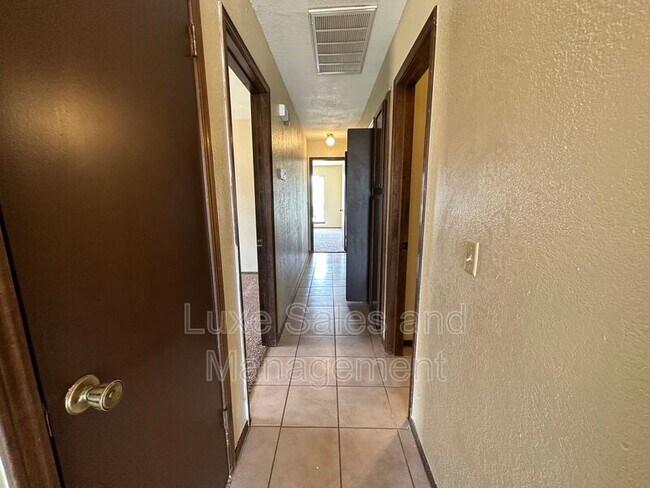 Building Photo - 3718 Southwind Ave