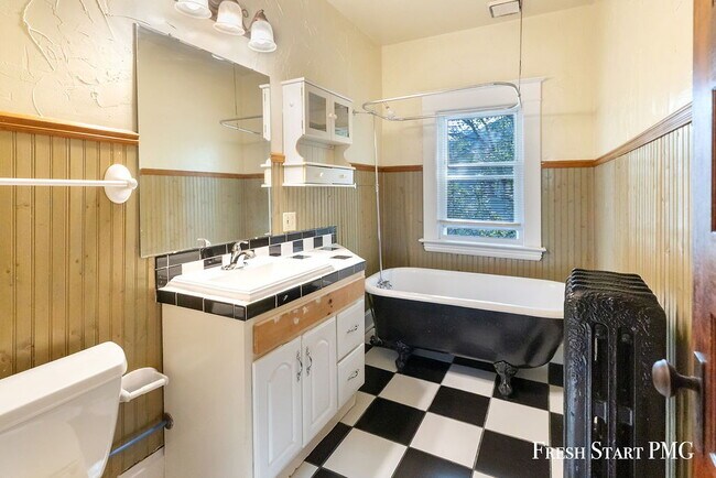 Building Photo - Spacious 3-Bedroom Haven with Sunroom & Wa...