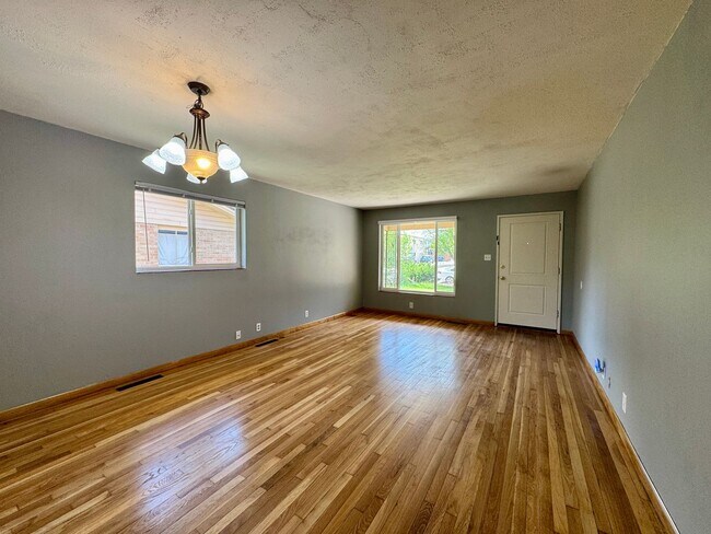 Building Photo - 3 Bedroom Home Walking distance to Sloan L...