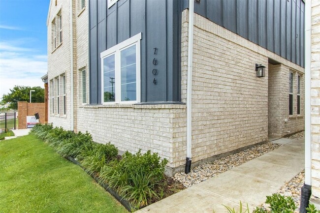 Building Photo - 7604 Resting Mews