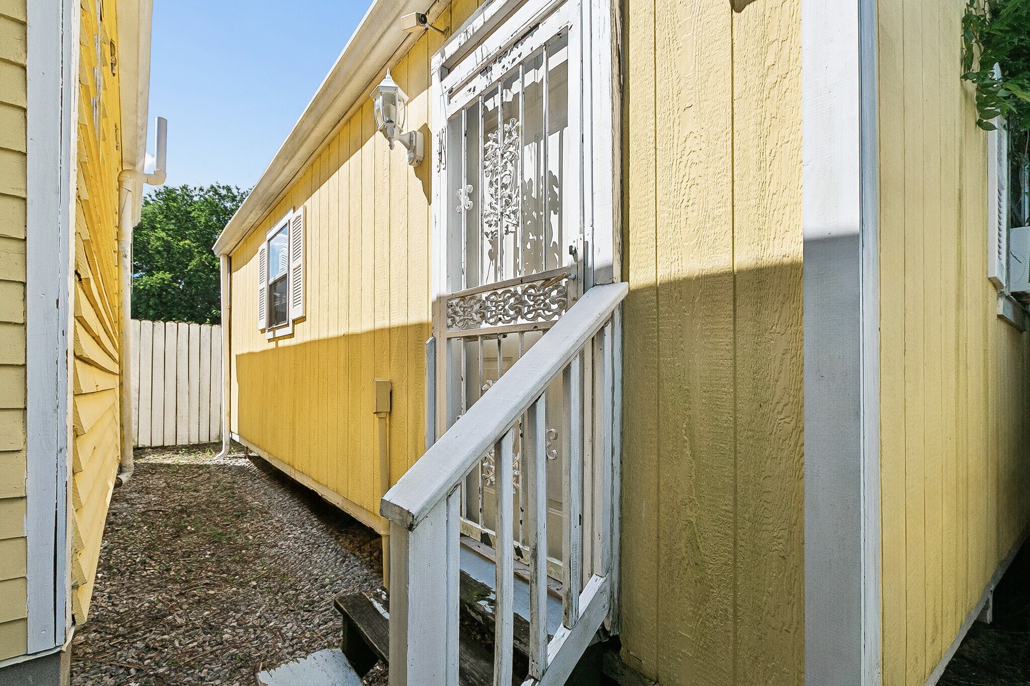 Back efficiency unit, private access through alleyway - 2920 Philip St