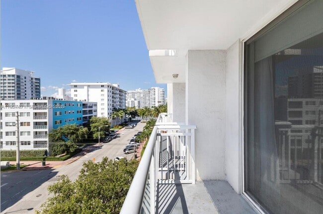 Building Photo - 1345 Lincoln Rd