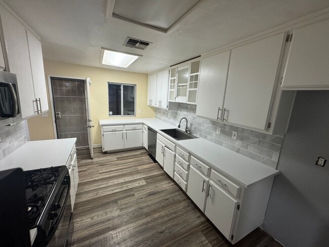 Building Photo - Spacious 3 Bedroom Home