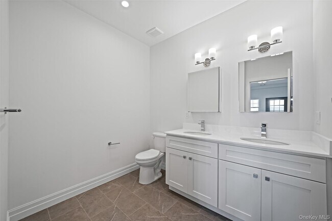 Building Photo - 725 Eastview Dr