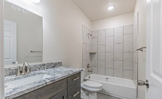 Building Photo - 1132 Bingham Ave