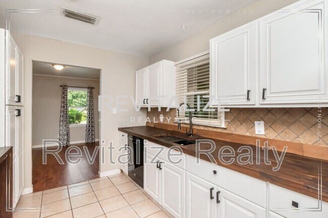 Building Photo - 4053 Sallie Ct