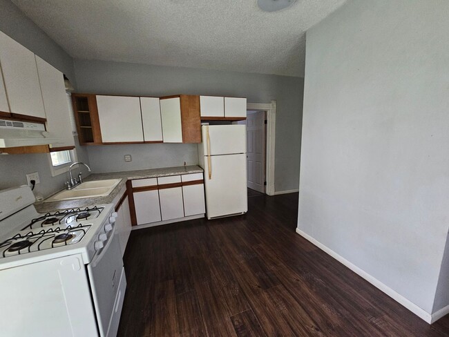 Building Photo - Cute 2bed 1 bath