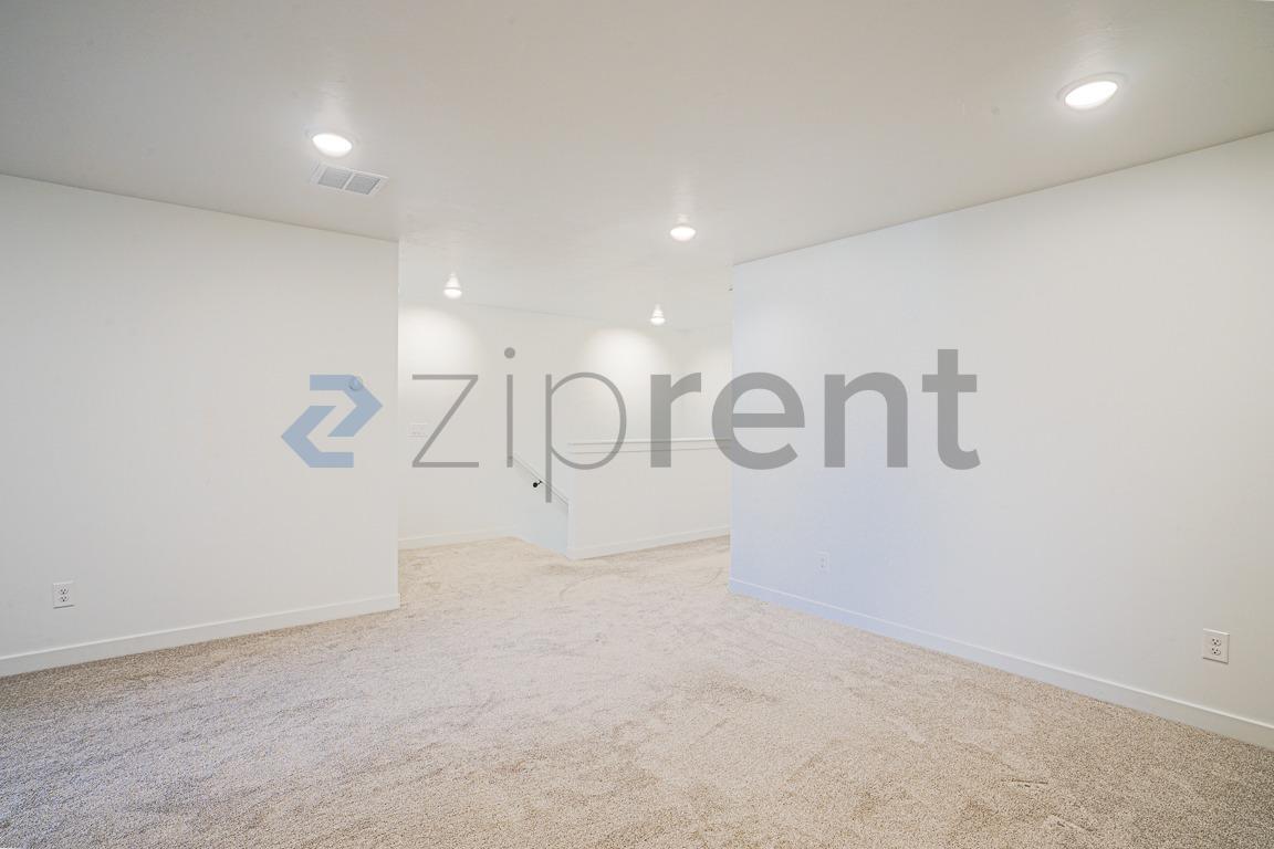 Building Photo - Unit