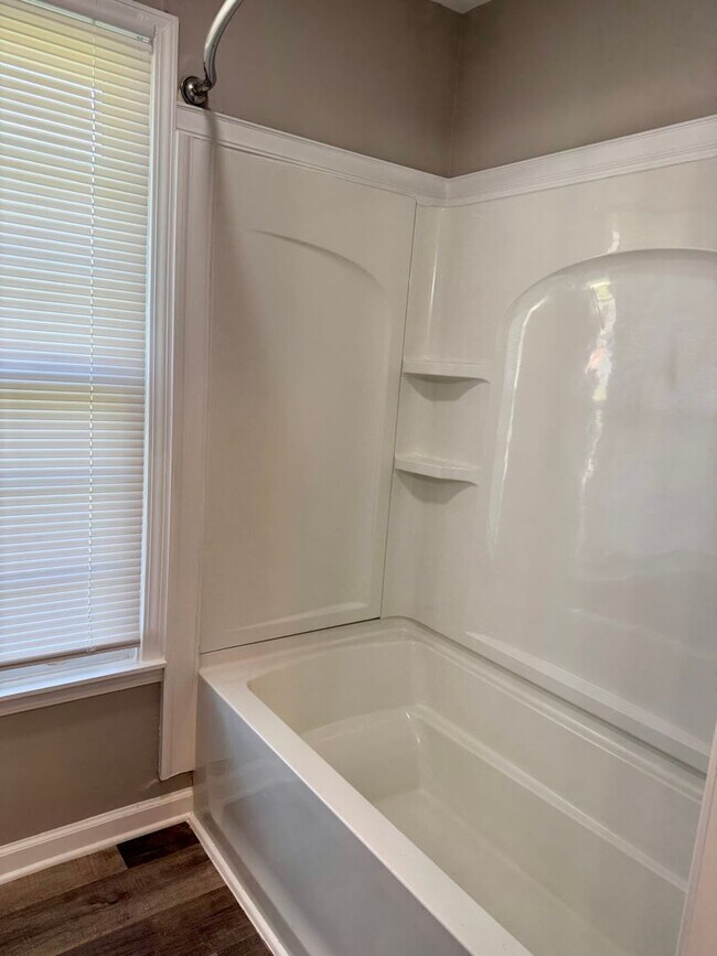 Building Photo - Convenient location! Cute 4 Bed 2 Bath hom...