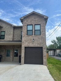 Building Photo - 215/217 N Elm St