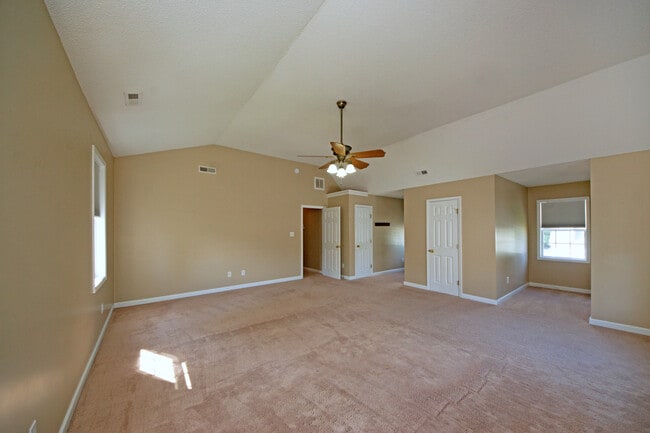 Building Photo - 1112 Huff Dr