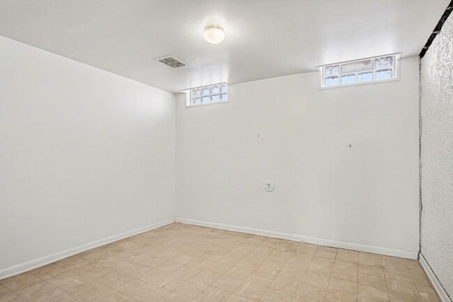 Building Photo - 3 Bedroom, 1 Bath Single Family Home!