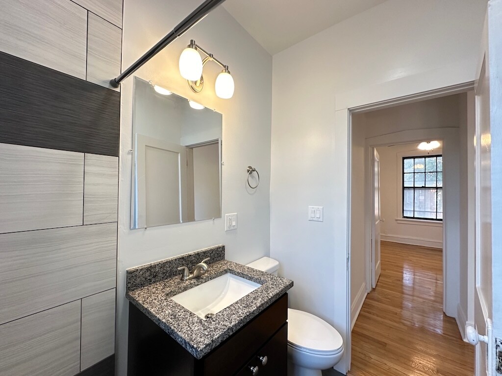 Building Photo - 2311 W Wilson Ave