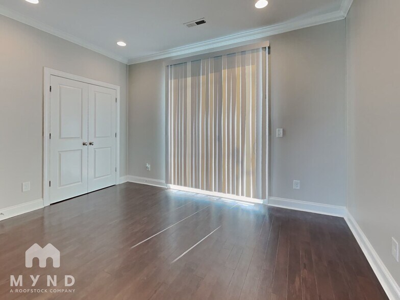 Building Photo - 2547 Statesville Ave