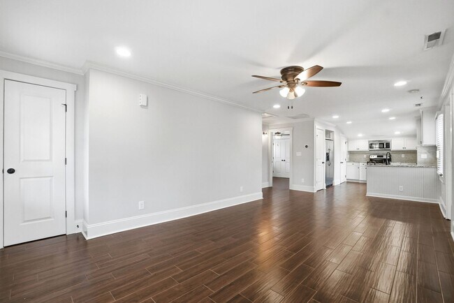 Building Photo - 3 Bedroom Home with a deck in Plaza-Midwood!