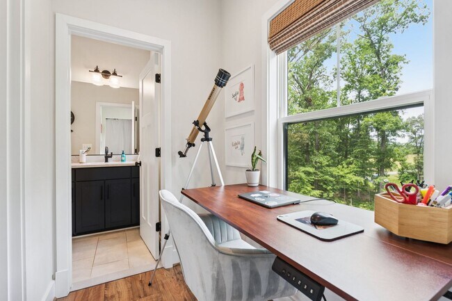 Building Photo - Impressive 6 Bed 4.5 Bath Single-Family Ho...