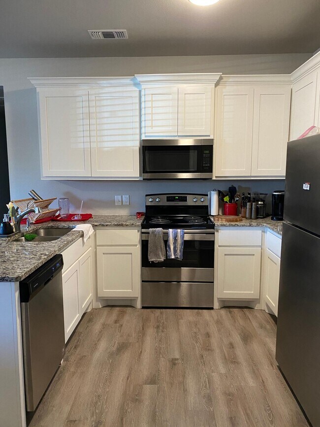 Building Photo - 525 N Chicago Ave