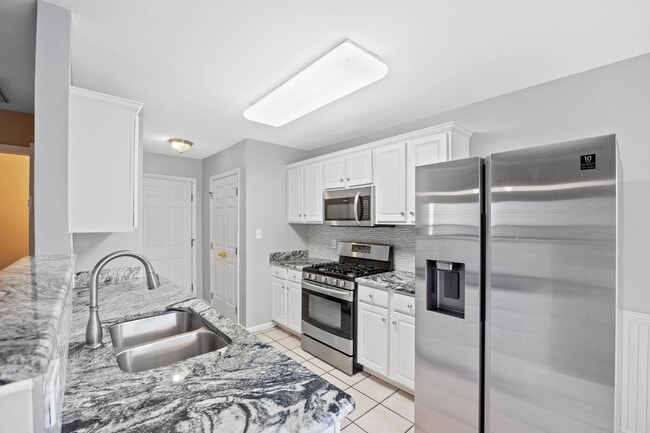 Building Photo - Three Bedroom Home!