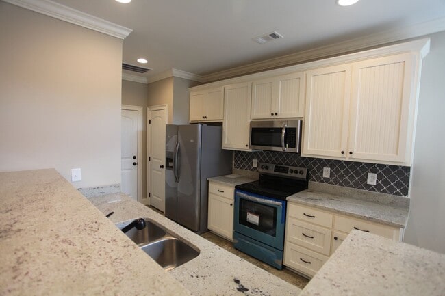 Building Photo - Townhome at Runningvine!