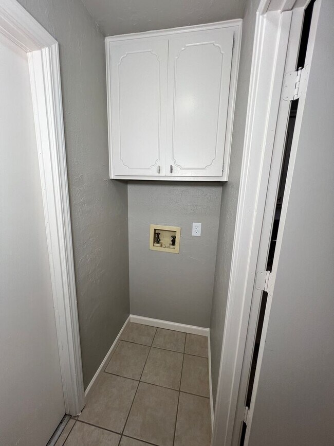 Building Photo - 919 SW 60th- AVAILABLE NOW!!