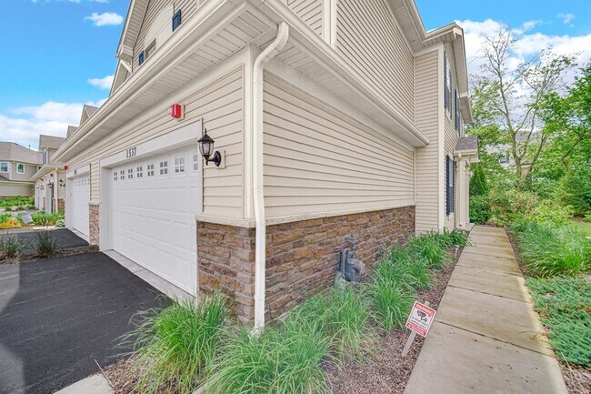 Building Photo - 1537 Kraft Ave