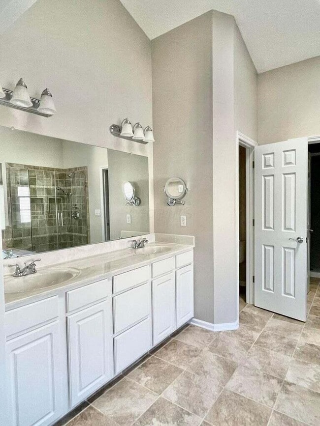 Building Photo - 7492 Fairfield Lakes Dr