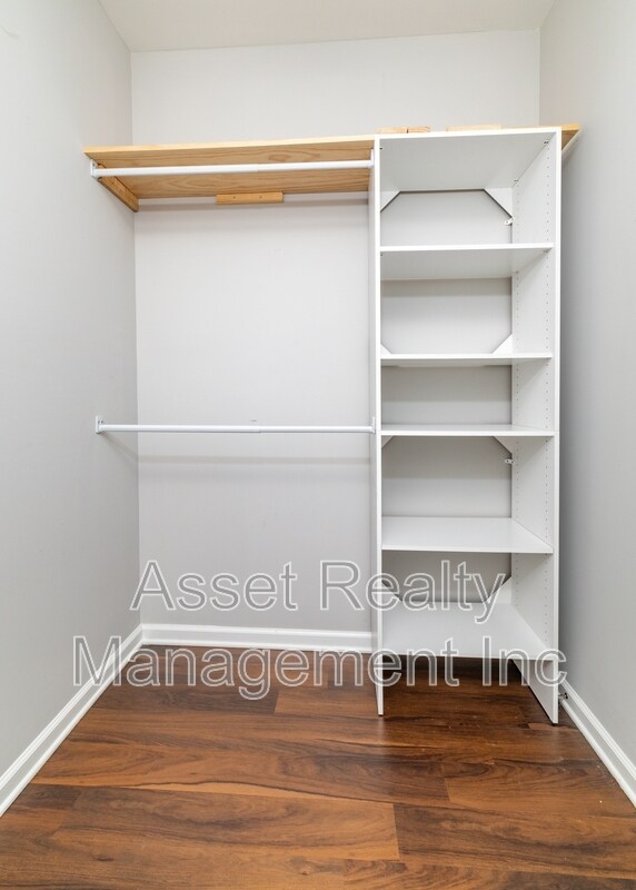 Building Photo - 619 Midlake Dr NE
