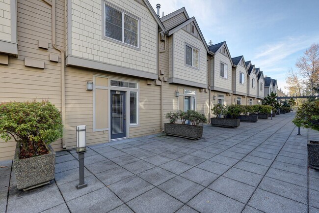 Building Photo - Luxury 2BR 2.5BA Townhouse Style Condo @ Lochshire on Forbes Creek