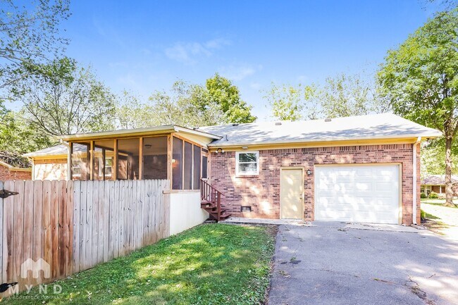 Building Photo - 907 Briar Ct