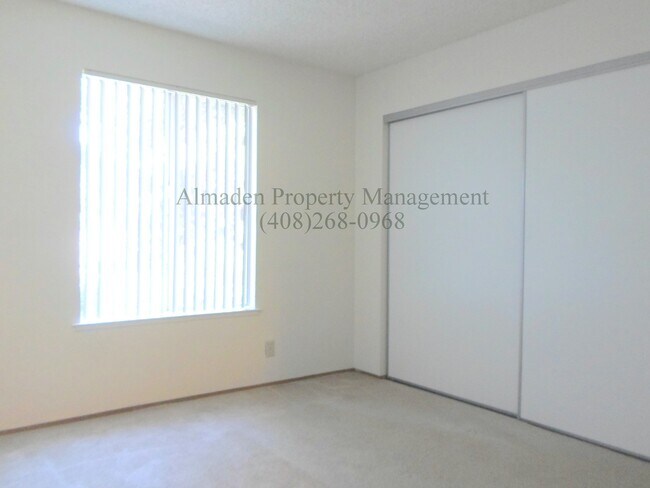 Building Photo - Condo in Great Location! Award Winning Schools!