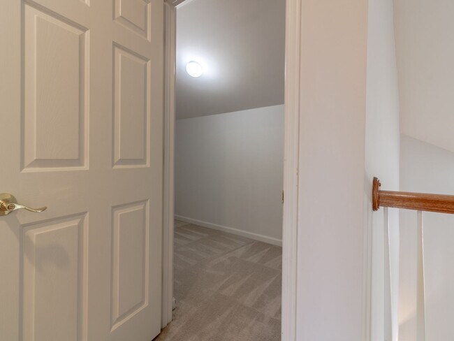 Building Photo - Spacious Unfurnished 3-BR, 2.5-BA year-rou...