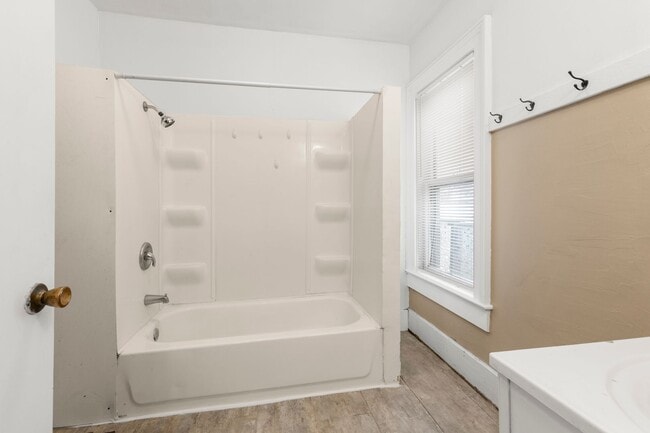 Building Photo - 117 W Division St