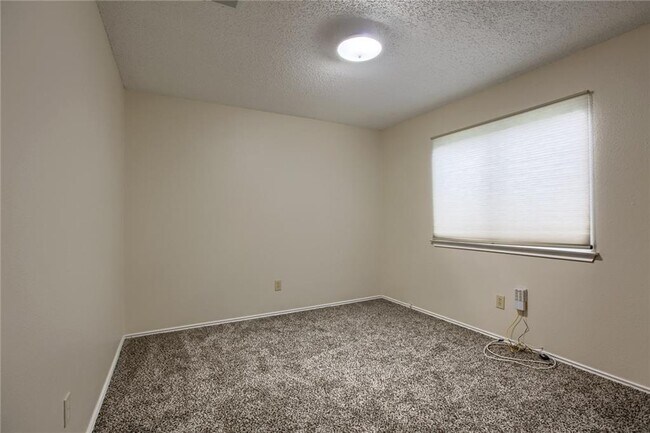 Building Photo - 12320 Thompkins Dr