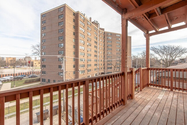 Building Photo - 637 E 49th St