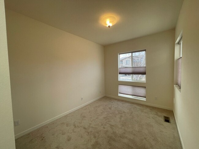 Building Photo - Perfect Location and Perfect Condition!