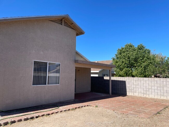 Building Photo - Freshly painted 4Bdm 2Ba Home, in a well desired location! will not last long!